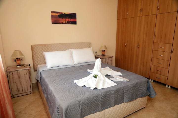 Υπνοδωμάτιο με διπλό κρεβάτι — Xigia Bay Beachfront