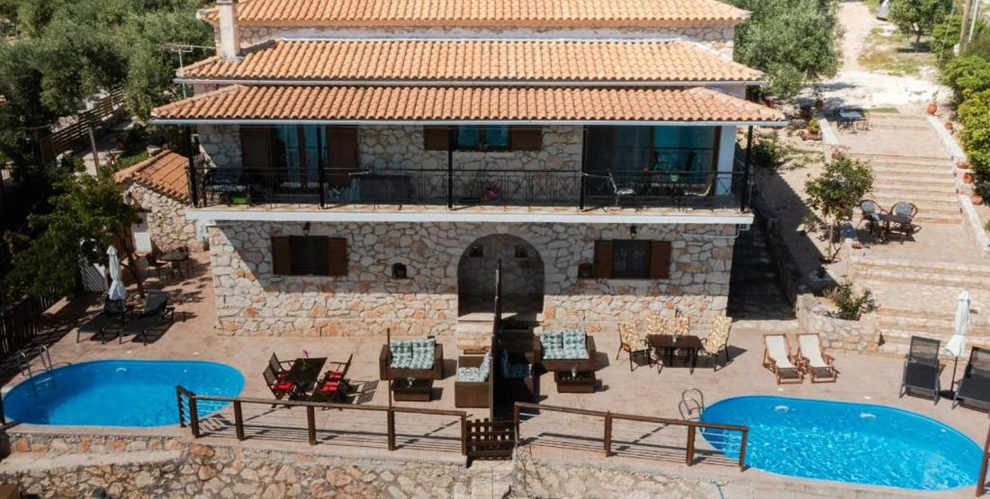 Η πέτρινη βίλα με τις ιδιωτικές πισίνες από ψηλά, Ξίγκια Ζακύνθου