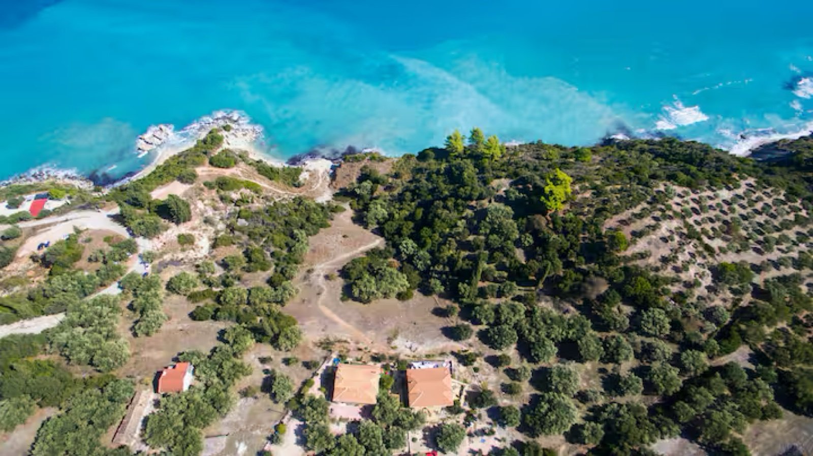 Τα γαλαζοπράσινα θειούχα νερά και οι βράχοι της παραλίας Ξίγκια